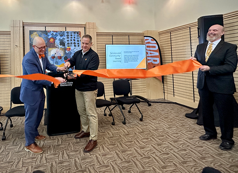 Photo of President Wagner and Provost Adam Bradford cutting the ceremonial ribbon for the Bengal Success Center