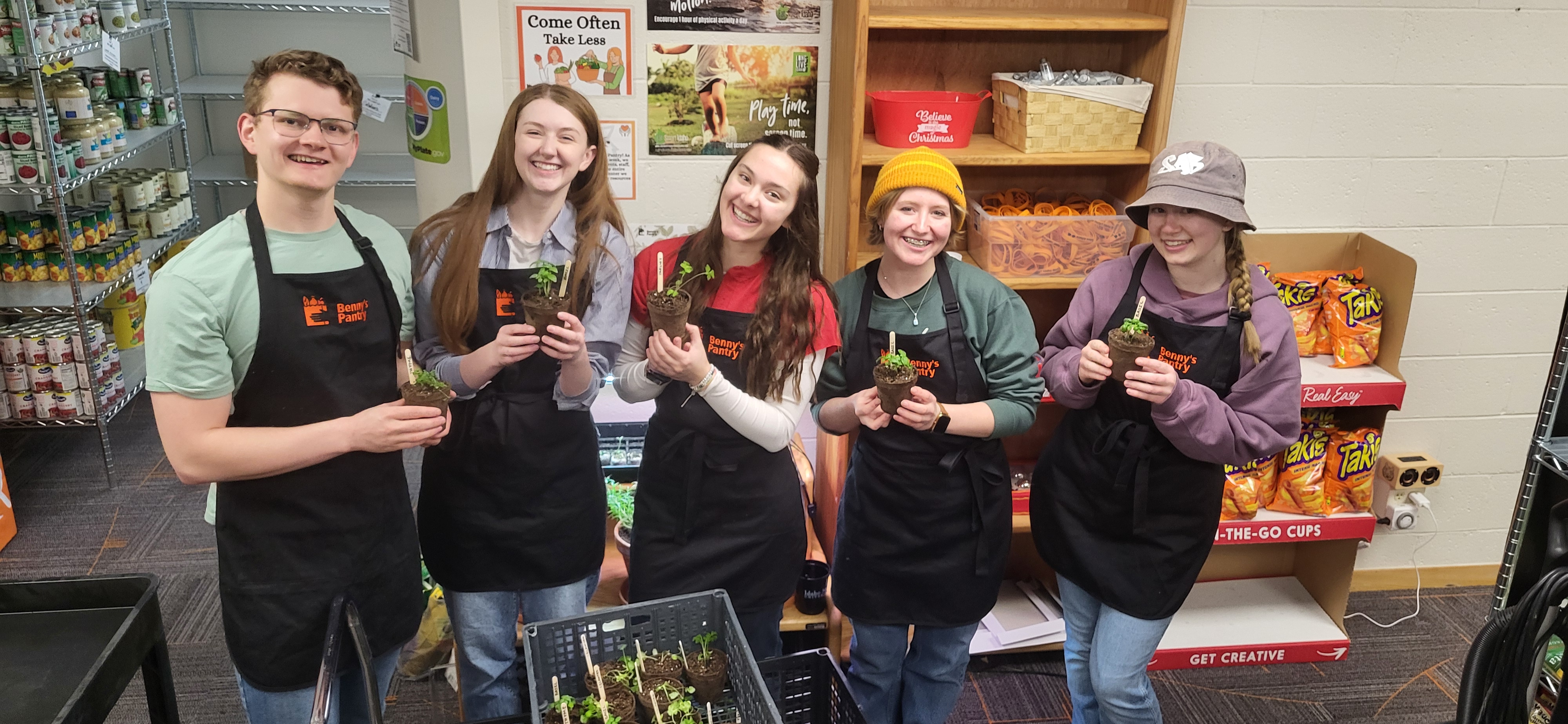 Student volunteers at Benny's Pantry
